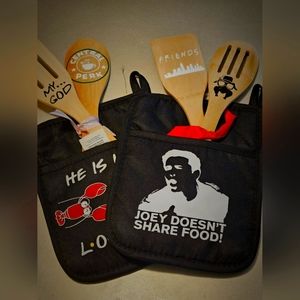 Friends oven mittens and spoons